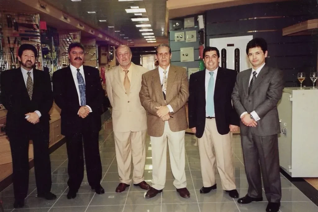 Ferretería industrial en Canarias con 50 años de experiencia. Marcas líderes y soluciones profesionales con asesoramiento técnico.